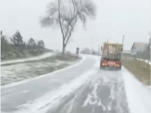 Ninge în partea de vest a țării! Drumarii intervin cu utilaje și antiderapant