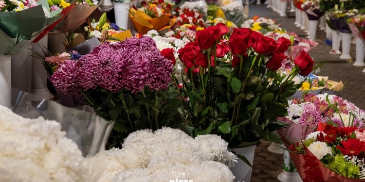Flori proaspete și colorate, direct de la producători, în piețele din Timișoara FOTO