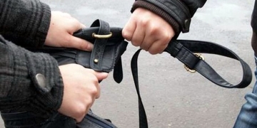 Atac pe înserat! Un tânăr i-a furat unei femei plasa și geanta, pe o stradă din Lugoj