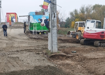 Primăria Sânmihaiu Român amenajează legătura dintre drumul județean și noua pasarelă din zona pieței FOTO