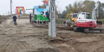 Primăria Sânmihaiu Român amenajează legătura dintre drumul județean și noua pasarelă din zona pieței FOTO