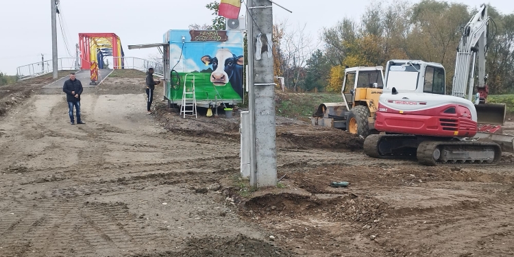 Primăria Sânmihaiu Român amenajează legătura dintre drumul județean și noua pasarelă din zona pieței FOTO
