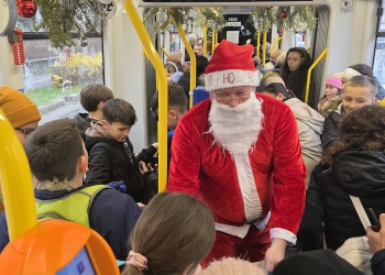 Întâlnire inedită a călătorilor STPT cu Moș Crăciun, în tramvai