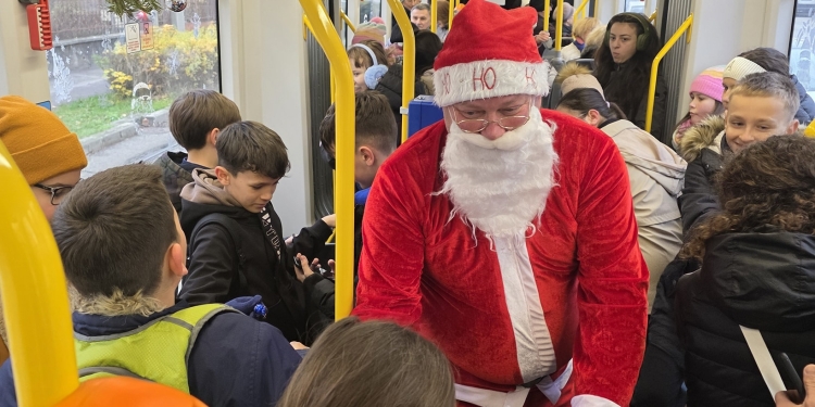 Întâlnire inedită a călătorilor STPT cu Moș Crăciun, în tramvai