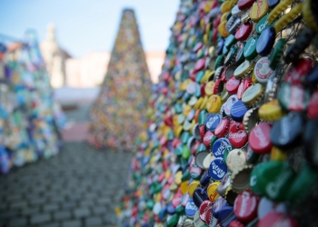 Șapte brazi neconvenționali, din materiale reciclabile, vor putea fi admirați la Timișoara