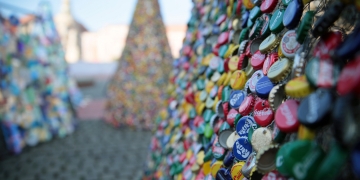 Șapte brazi neconvenționali, din materiale reciclabile, vor putea fi admirați la Timișoara