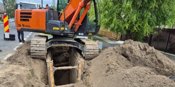 Extinderea rețelelor de apă și canalizare în Sânpetru Mare și Saravale avansează într-un ritm susținut FOTO