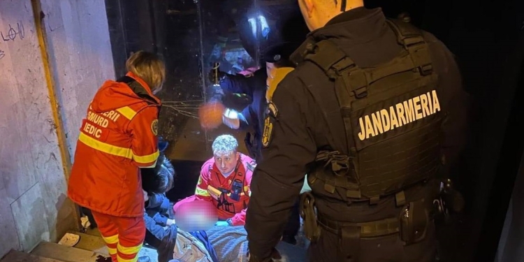 Bărbat rănit după ce a căzut în pasajul din Piața Victoriei din Timișoara, de Revelion