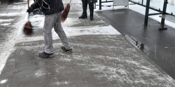 Sare aruncată în stațiile STPT. Angajații STPT le deszăpezesc