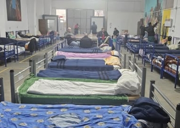 Zeci de oameni ai străzii se refugiază zilnic în adăpostul de iarnă al Primăriei Timișoara FOTO