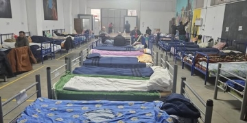 Zeci de oameni ai străzii se refugiază zilnic în adăpostul de iarnă al Primăriei Timișoara FOTO