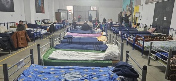 Zeci de oameni ai străzii se refugiază zilnic în adăpostul de iarnă al Primăriei Timișoara FOTO