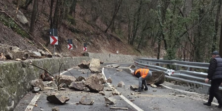 Atenție, șoferi! Alunecare de teren pe un drum important din Banat FOTO