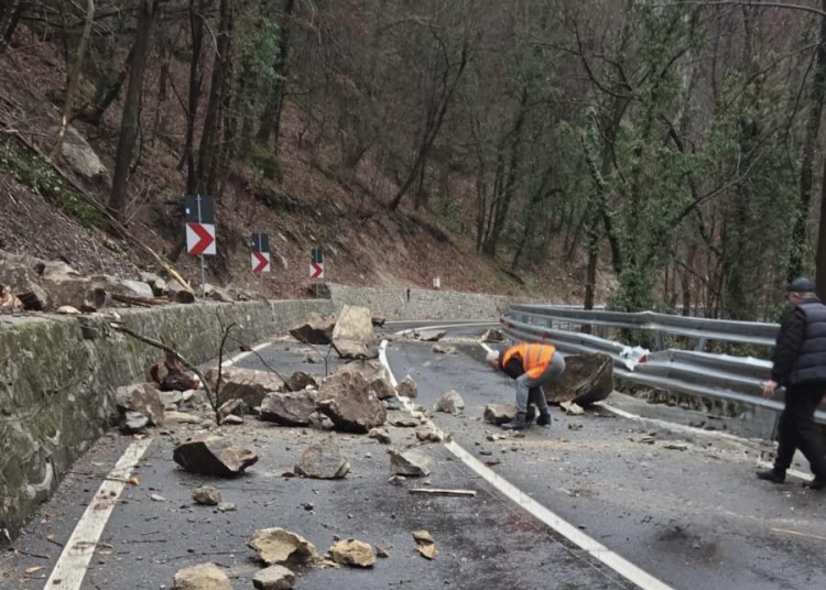 Atenție, șoferi! Alunecare de teren pe un drum important din Banat FOTO