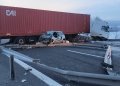 O mașină a intrat într-un tir pe autostrada A1, în vestul țării: o femeie a murit, un bărbat și o fetiță de cinci ani, grav răniți