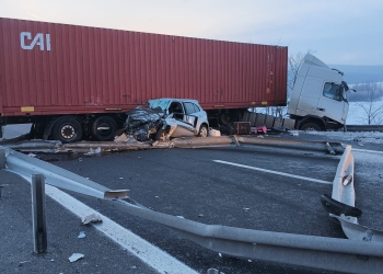 Accident grav pe autostrada A1, în vestul țării: o femeie a murit, un bărbat și o fetiță de cinci ani, grav răniți