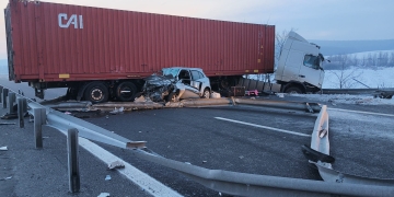 O mașină a intrat într-un tir pe autostrada A1, în vestul țării: o femeie a murit, un bărbat și o fetiță de cinci ani, grav răniți