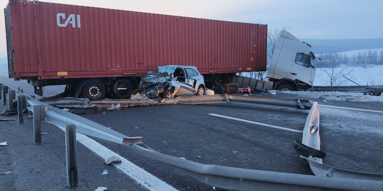 Accident grav pe autostrada A1, în vestul țării: o femeie a murit, un bărbat și o fetiță de cinci ani, grav răniți