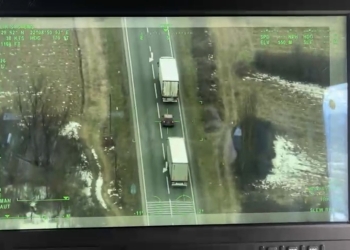 Un șofer care a realizat mai multe depășiri periculoase pe un drum din Banat, urmărit din elicopter de polițiști