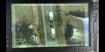 Un șofer care a realizat mai multe depășiri periculoase pe un drum din Banat, urmărit din elicopter de polițiști