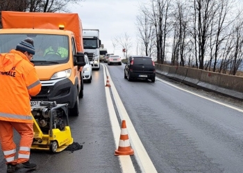 Atenție, șoferi! Se intervine pentru astuparea gropilor de pe drumul dintre Coșava și Coșevița