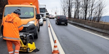 Atenție, șoferi! Se intervine pentru astuparea gropilor de pe drumul dintre Coșava și Coșevița