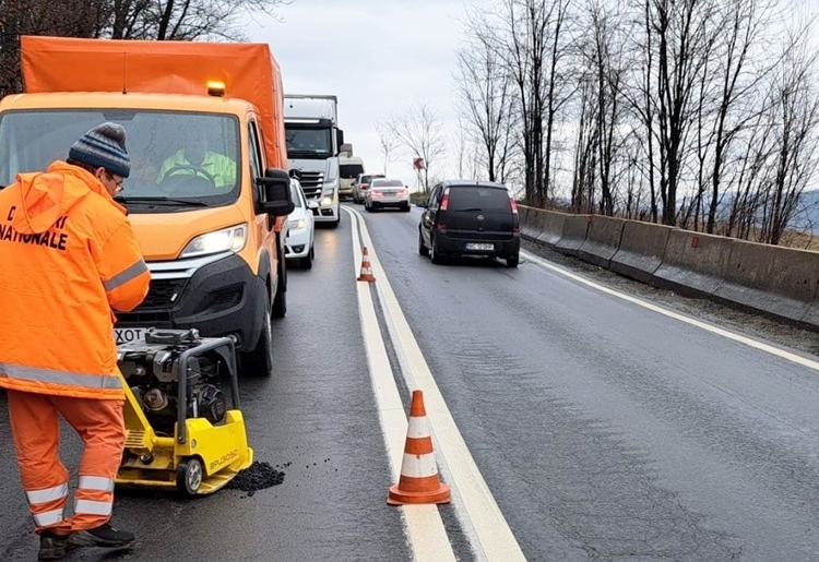 Atenție, șoferi! Se intervine pentru astuparea gropilor de pe drumul dintre Coșava și Coșevița