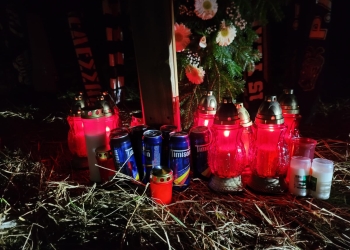 Coroane și beri lăsate de suporterii timișoreni la locul din Timiș unde șapte ultrași greci au murit FOTO