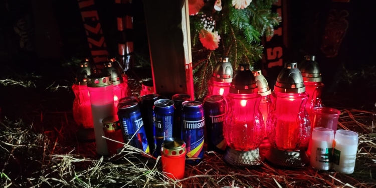 Coroane și beri lăsate de suporterii timișoreni la locul din Timiș unde șapte ultrași greci au murit FOTO