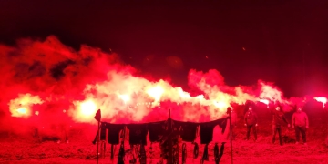 Coroane și beri lăsate de suporterii timișoreni la locul din Timiș unde șapte ultrași greci au murit FOTO