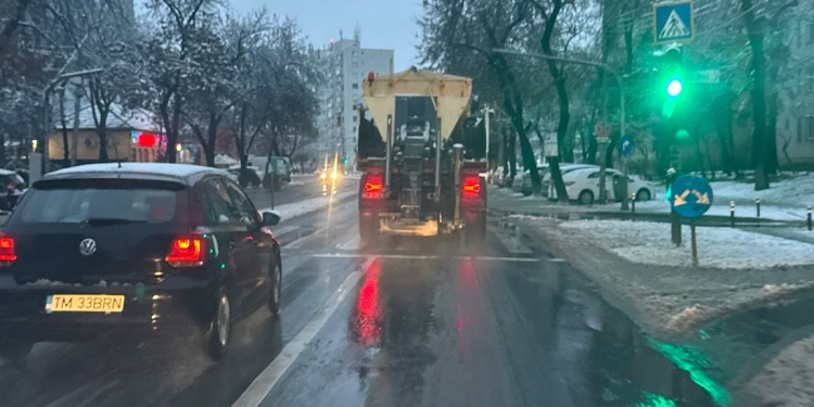 Intervenții pentru deszăpezirea străzilor Timișoarei. Se circulă în condiții de iarnă