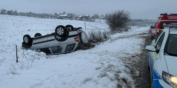 Mașină cu roțile în sus pe un drum din Timiș! Un bărbat a ajuns la spital