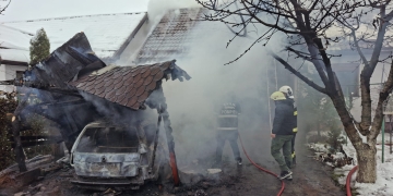 Mașină în flăcări la Giroc! Un bătrân de 85 ani a suferit arsuri la nivelul feței FOTO