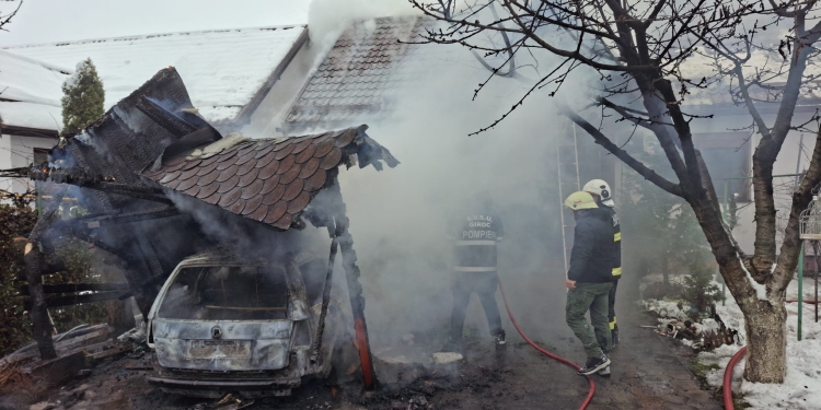 Mașină în flăcări la Giroc! Un bătrân de 85 ani a suferit arsuri la nivelul feței FOTO