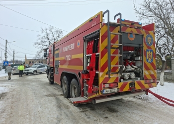 Mașină în flăcări la Giroc! Un bătrân de 85 ani a suferit arsuri la nivelul feței FOTO