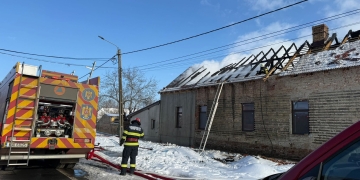 Incendiu la o casă din Timiș! Pompierii au intervenit de urgență FOTO