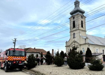 Incendiu la o biserică din Timiș! Zeci de oameni s-au autoevacuat