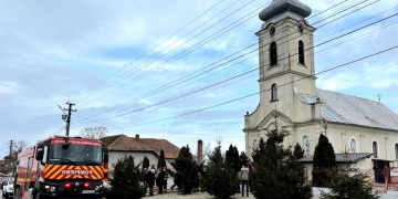 Incendiu la o biserică din Timiș! Zeci de oameni s-au autoevacuat