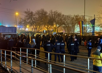 Sute de suporteri eleni, la Timișoara. Au petrecut ore în fața Spitalului Județean