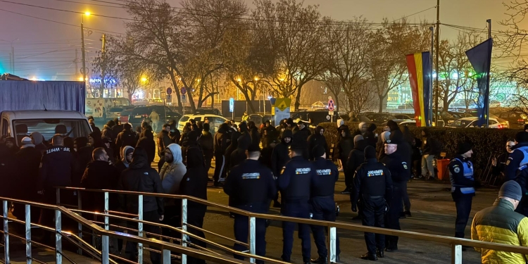 Sute de suporteri eleni, la Timișoara. Au petrecut ore în fața Spitalului Județean