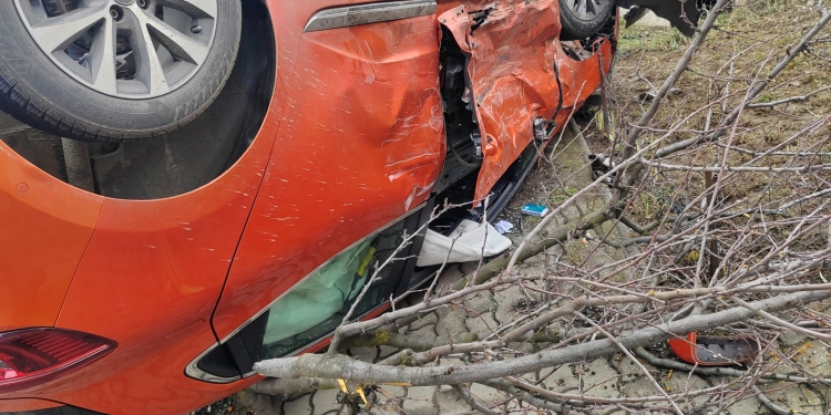 Doi răniți la Giroc! În urma unui accident, o mașină a ajuns cu roțile în sus
