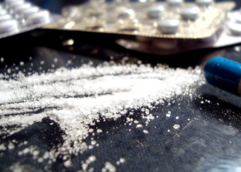 O femeie și un bărbat din vestul țării, care au traficat droguri de mare risc, vizitați de mascați