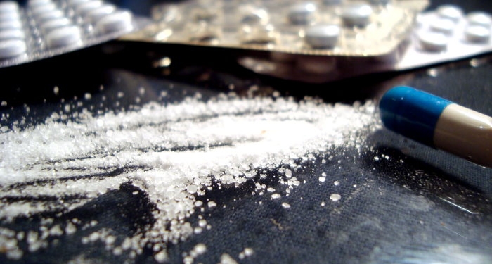 O femeie și un bărbat din vestul țării, care au traficat droguri de mare risc, vizitați de mascați