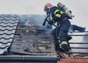 Incendiu puternic la o casă din Izvin! Două femei au avut nevoie de îngrijiri medicale