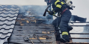 Incendiu puternic la o casă din Izvin! Două femei au avut nevoie de îngrijiri medicale
