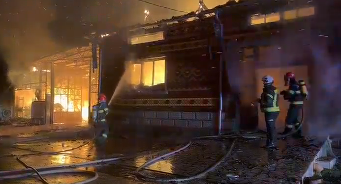 Casă mistuită de flăcări într-o localitate din Banat! A explodat și o butelie