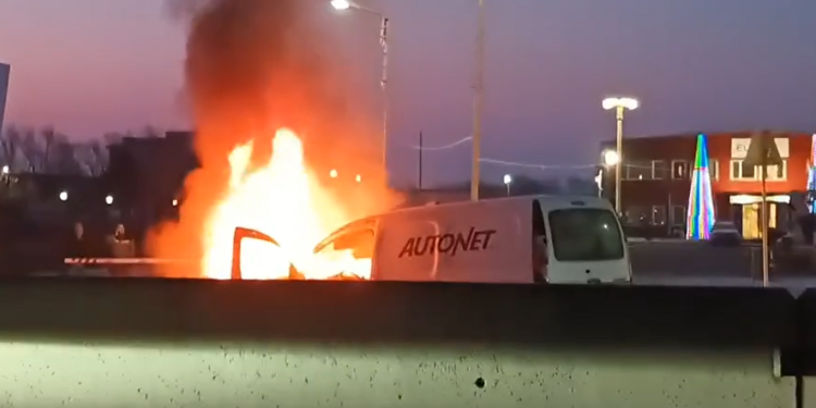 O mașină a ars ca o torță pe Calea Lugojului din Timișoara