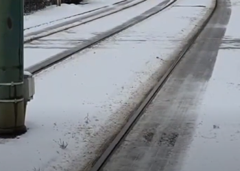 Tramvai de pe linia 7, deraiat în Piața Bălcescu din cauza ninsorilor