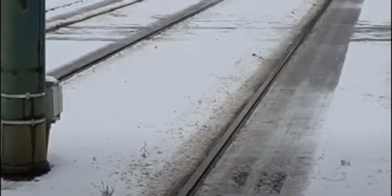 Tramvai de pe linia 7, deraiat în Piața Bălcescu din cauza ninsorilor