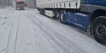 Tiruri blocate pe DN68 A din cauza zăpezii. Traficul a fost oprit. Și pe A1 traficul a fost deviat